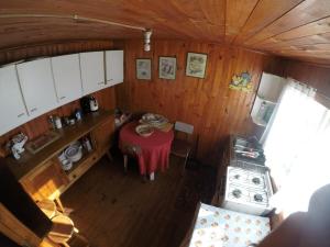 Η κουζίνα ή μικρή κουζίνα στο House located in Lifen just meters from the beach