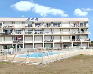 Sundlaugin á Appartement vue mer et piscine à Guidel - 42m² - Tennis eða í nágrenninu
