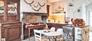 Kuchyňa alebo kuchynka v ubytovaní Maison charmante à Mauzun avec jardin et patio fleuri