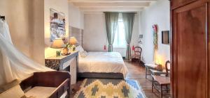 Posteľ alebo postele v izbe v ubytovaní Maison charmante à Mauzun avec jardin et patio fleuri