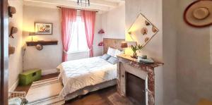 Posteľ alebo postele v izbe v ubytovaní Maison charmante à Mauzun avec jardin et patio fleuri