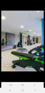 ein Raum mit einem Fitnessstudio mit grün-schwarzen Geräten in der Unterkunft APARTAMENTO OLIMPIA PARK RESORT 503 c in Olímpia