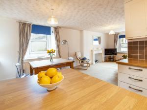 ダートマスにあるSunnyhavenのキッチン(テーブルの上にフルーツを盛り付けた器付) +13枚の写真