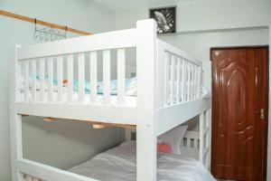 Una cama o camas en una habitación de Modern Comfort in Nakuru Kenya