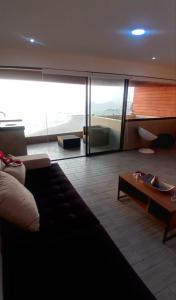 un salon avec un canapé et une table dans l'établissement Depa en Punta Hermosa, à Punta Hermosa