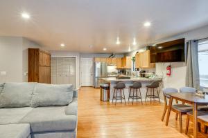 un soggiorno e una cucina con un divano e un tavolo di 10 Mi to Heavenly Mountain Home with Deck and Yard a South Lake Tahoe