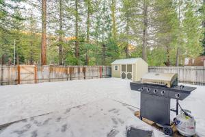 un cortile con griglia, recinzione e alberi di 10 Mi to Heavenly Mountain Home with Deck and Yard a South Lake Tahoe