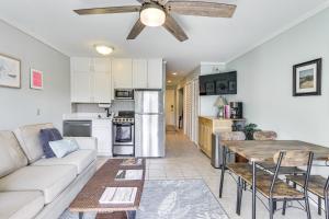 Cuina o zona de cuina de Pool and Beach Access Hilton Head Coastal Condo