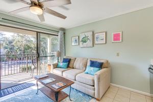 Zona d'estar a Pool and Beach Access Hilton Head Coastal Condo