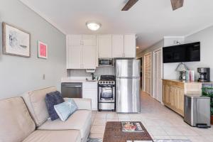 Cuina o zona de cuina de Pool and Beach Access Hilton Head Coastal Condo