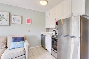 Cuina o zona de cuina de Pool and Beach Access Hilton Head Coastal Condo