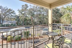 Balcó o terrassa a Pool and Beach Access Hilton Head Coastal Condo
