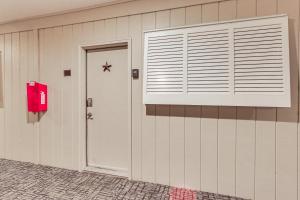Foto de la galeria de Pool and Beach Access Hilton Head Coastal Condo a Hilton Head Island