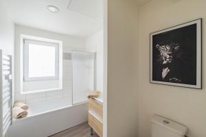 Koupelna v ubytování l'Entracte, Reims-Cormontreuil + 17 fotografií