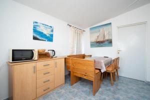 Televízia a/alebo spoločenská miestnosť v ubytovaní Apartments Gavro