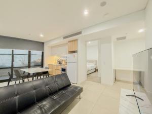 Dapur atau dapur kecil di Burwood Studios at St Luke Square