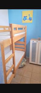 a pair of bunk beds in a room at Appartement cosy Canet-en-Roussillon 25 m² vue sur le lac in Canet-en-Roussillon