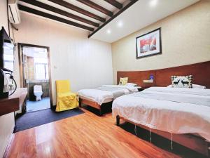 Rúm í herbergi á Lumingju Homestay