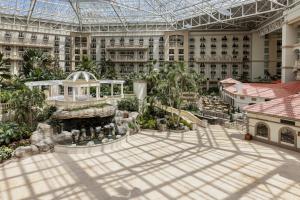 un cortile interno di un grande edificio con fontana di Gaylord Palms Resort & Convention Center a Orlando