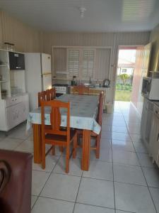 Η κουζίνα ή μικρή κουζίνα στο Casa temporada, balneario rincao