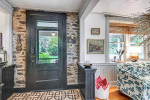 Imagen de la galería de Steps to Delaware Canal Enchanting Stone Cottage!, en Kintnersville