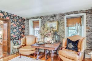 Imagen de la galería de Steps to Delaware Canal Enchanting Stone Cottage!, en Kintnersville 19 fotos más