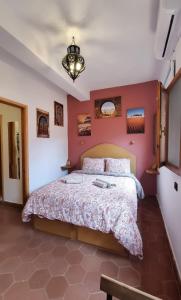 Voodi või voodid majutusasutuse Entire Studio Inside The Kasbah The Ancient City Steps From Kasbah Museum toas