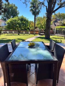 Gaggianoにあるvilla Geranio confortevole villa nei pressi di Milanoのガラステーブル(椅子付)、フルーツボウル