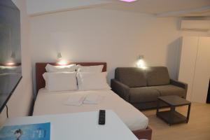 a bedroom with a bed and a chair at Maison Jacob - Hyper centre - Maison historique - Air conditioning - Wifi in Avignon