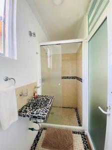 una doccia con una porta in vetro in un bagno di Los Temazcales de Xochitepec a Xochitepec