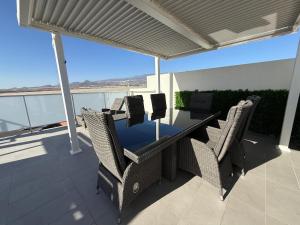 En balkon eller terrasse på Apartment Ella + 14 billeder