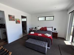 Tempat tidur dalam kamar di "Winter Special" Studio on Hugo Way, Papamoa