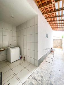 una cocina remodelada con nevera en una habitación en Casa de temporada imperatriz ma, en Imperatriz