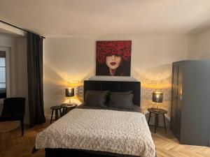 una camera da letto con un letto e un dipinto sul muro di Villa Edelweiss Stuhleck a Spital am Semmering