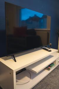Televisyen dan/atau pusat hiburan di West Apartment
