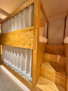 una litera en una casa diminuta en Bluedot Poshtel, en Seúl 79 fotos más