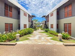 un patio de un edificio con una pasarela en Pure Magnetic Villa 5, en Nelly Bay