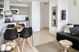 Kuchyň nebo kuchyňský kout v ubytování Direct Sea View- BilBil Sunrise!