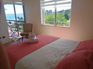Ένα ή περισσότερα κρεβάτια σε δωμάτιο στο Confortable Depto Vista al Mar y Volcan- 5 min del centro