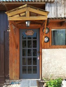 a wooden entrance to a building with a door at Casa Emilia Condominio Linda Loma Maitencillo in Maitencillo
