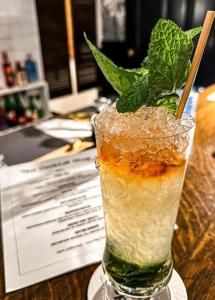 una bebida con una hoja verde sobre una mesa en Hotel Hardware, en Dayton 46 fotos más