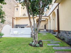 a tree in the yard of a house at Apartment in Giarre near Mount Etna in Giarre