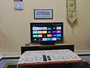 Homestay Nimaza2的电视和/或娱乐中心