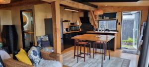 Kuchyň nebo kuchyňský kout v ubytování Rustic Beachfront Cottage Charleston
