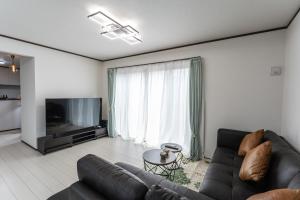 八街市にあるゆめテラスアット八街のソファとテレビのあるリビングルーム