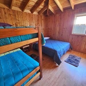 Habitación con 2 literas en una cabaña en Cabañas Los Arrayanes, en Licán Ray 4 fotos más