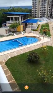 a large swimming pool in front of a building at Espectacular apartamento excelente ubicación in Ricaurte +5 photos