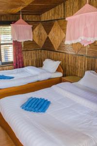 Postel nebo postele na pokoji v ubytování Chitwan Tiger Camp
