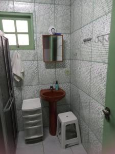 Et badeværelse på Summer House in Ubatuba + 14 billeder