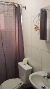 ein Badezimmer mit Toilette und Waschbecken in der Unterkunft Boracéia Appartamento garaje & funcionalidade in Bertioga + 9 Fotos